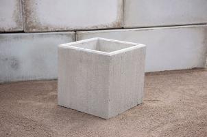 Fyrkantig blomkruka i betong