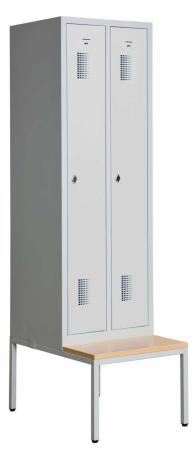 Helsvetsat kladskap med sittbank och 2 dorrar