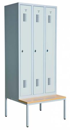 Helsvetsat kladskap med sittbank och 3 dorrar