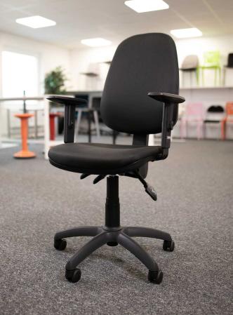 Kontorsstol med synkromekanism