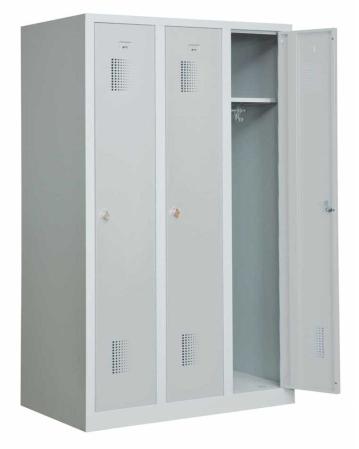 Helsvetsat kladskap med sockel och 3 dorrar