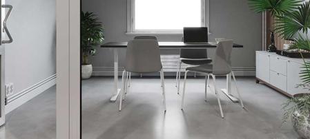 Skrivbord med fast T-stativ