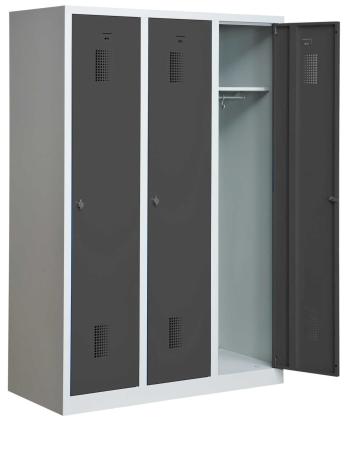 Helsvetsat kladskap med sockel och 3 dorrar