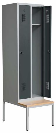 Helsvetsat kladskap med sittbank och 2 dorrar