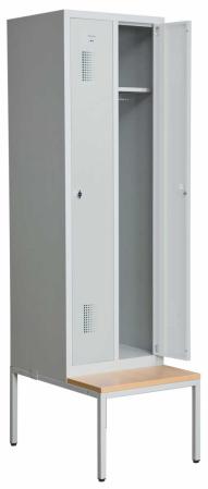 Helsvetsat kladskap med sittbank och 2 dorrar