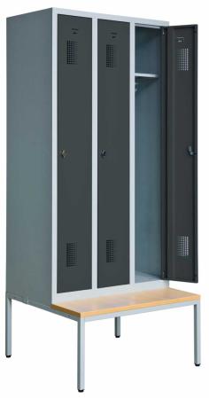 Helsvetsat kladskap med sittbank och 3 dorrar