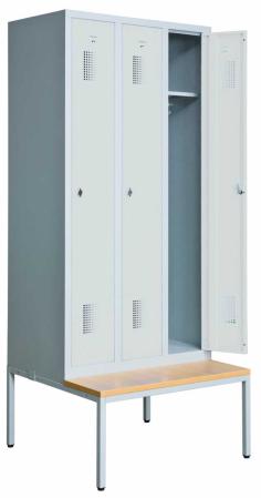 Helsvetsat kladskap med sittbank och 3 dorrar