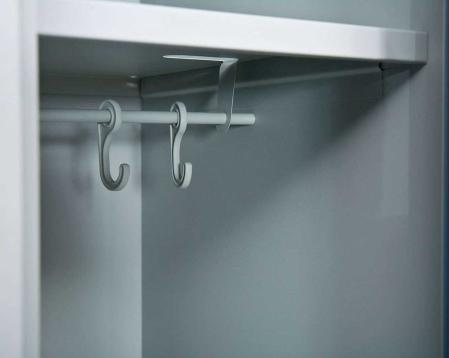 Helsvetsat kladskap med sittbank och 1 dorr