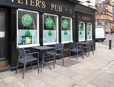 Lunchrumsstol stapelbar i plast