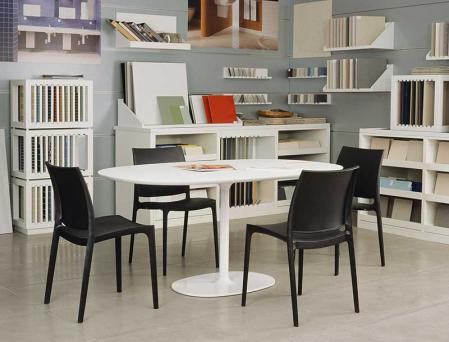 Lunchrumsstol stapelbar i plast