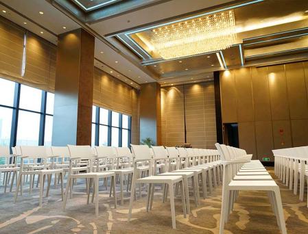 Lunchrumsstol stapelbar i plast