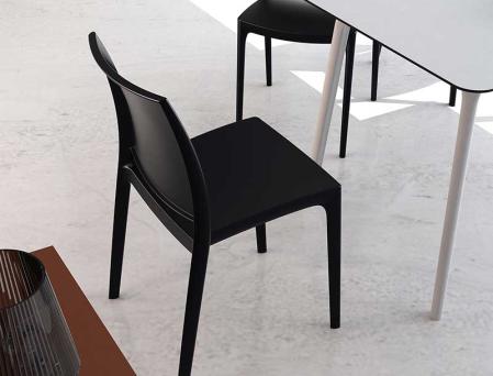 Lunchrumsstol stapelbar i plast