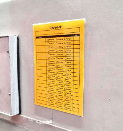 Sjalvhaftande informationstavla staende