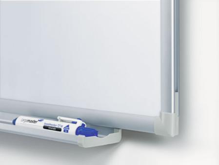 Whiteboard med pennhylla