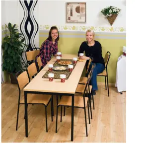 Matbord med bordsskiva av bokmelamin