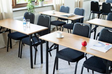 Stabilt konferensbord som ar fallbart