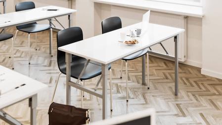 Stabilt konferensbord som ar fallbart