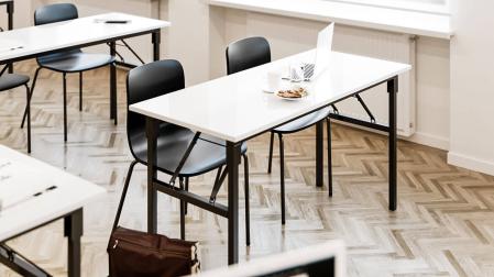 Stabilt konferensbord som ar fallbart