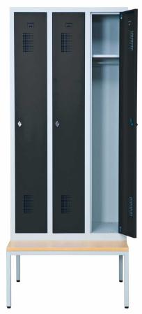 Helsvetsat kladskap med sittbank och 3 dorrar