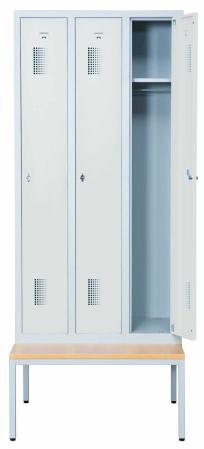 Helsvetsat kladskap med sittbank och 3 dorrar