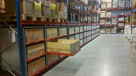 Industribyra med utdragbara hyllplan