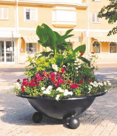 Blomkruka i glasfiber med fotter