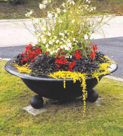 Blomkruka i glasfiber med fotter