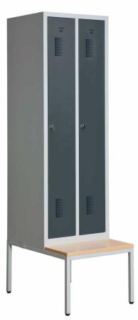 Helsvetsat kladskap med sittbank och 2 dorrar