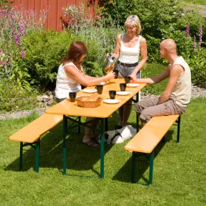 Bankset som bestar av 1 fallbart bord och 2 fallbara sittbankar