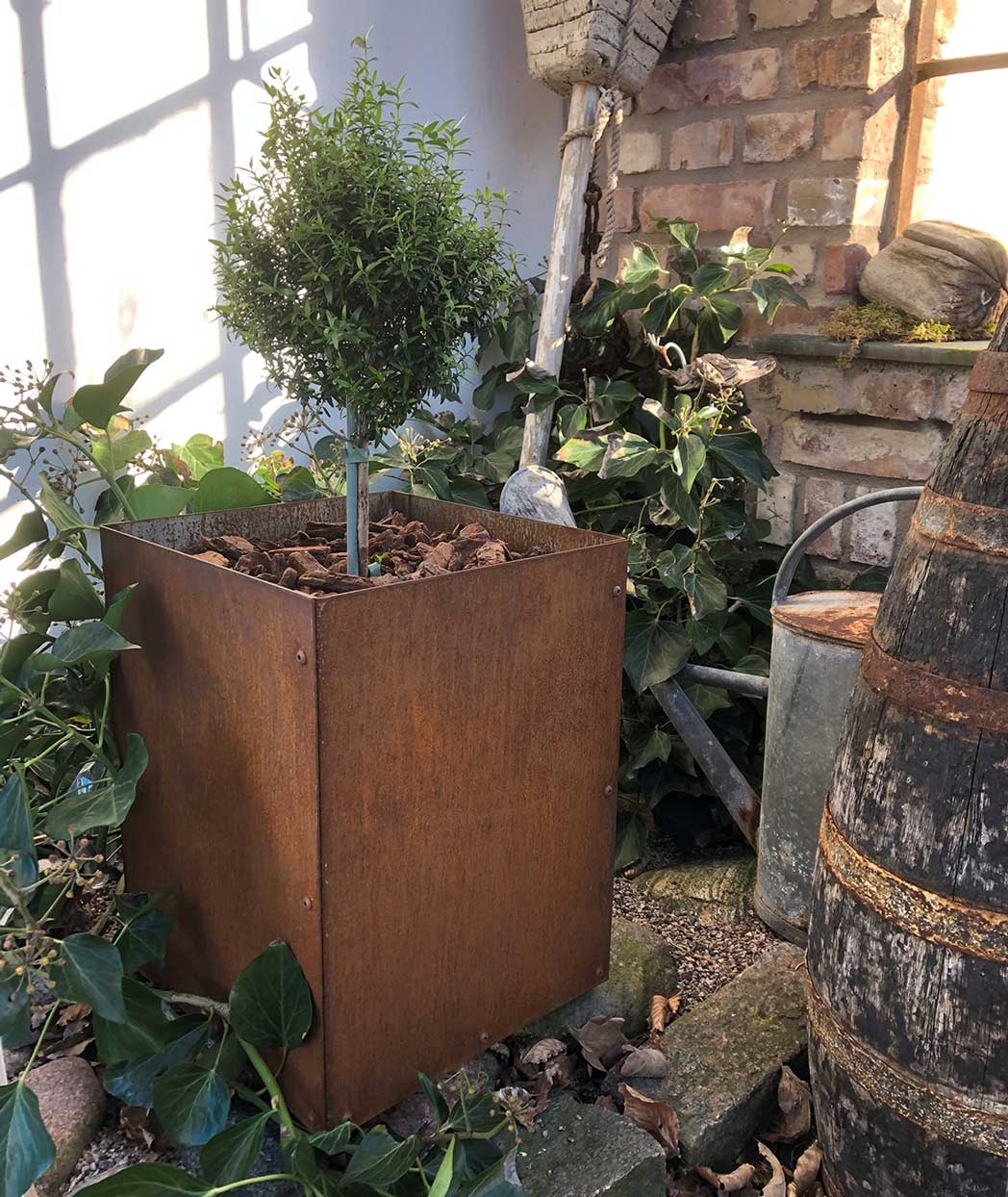 Blomkruka Garden i Cortenstål med dräneringshål